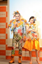 野性爆弾くっきー（左）とベッキー（右）。