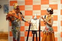 ベッキーの似顔絵を披露する野性爆弾くっきー。