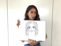 弟子AIのイメージ画を披露するみちょぱ。