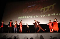 “大阪流のズッコケ”を実演するポール・ラッド。