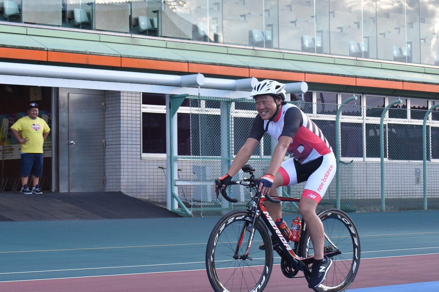 チャリティマラソンのバイクに臨むANZEN漫才みやぞん。(c)日本テレビ