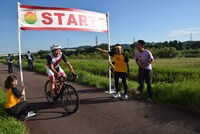 チャリティマラソンのバイクをスタートさせるANZEN漫才みやぞん。(c)日本テレビ