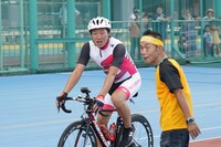 チャリティマラソンのバイクに臨むANZEN漫才みやぞん。(c)日本テレビ