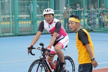 チャリティマラソンのバイクに臨むANZEN漫才みやぞん。(c)日本テレビ