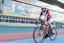 チャリティマラソンのバイクに臨むANZEN漫才みやぞん。(c)日本テレビ