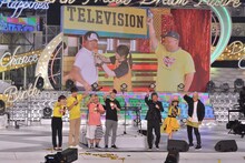 走り出す直前のANZEN漫才みやぞんにエールを送るポケットビスケッツら。(c)日本テレビ