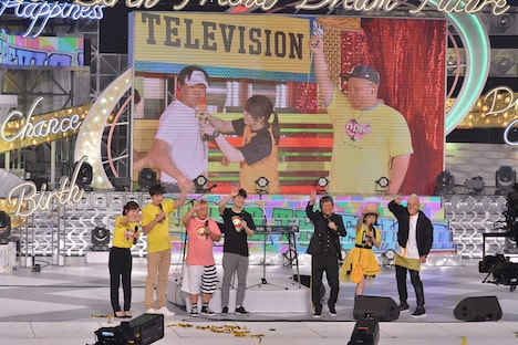 走り出す直前のANZEN漫才みやぞんにエールを送るポケットビスケッツら。(c)日本テレビ