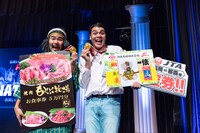 優勝したありんくりん。（左から）ひが、クリス。