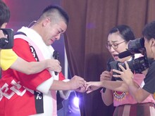 たんぽぽ白鳥（右）の左手の薬指に指輪をはめるチェリー吉武。(c)日本テレビ