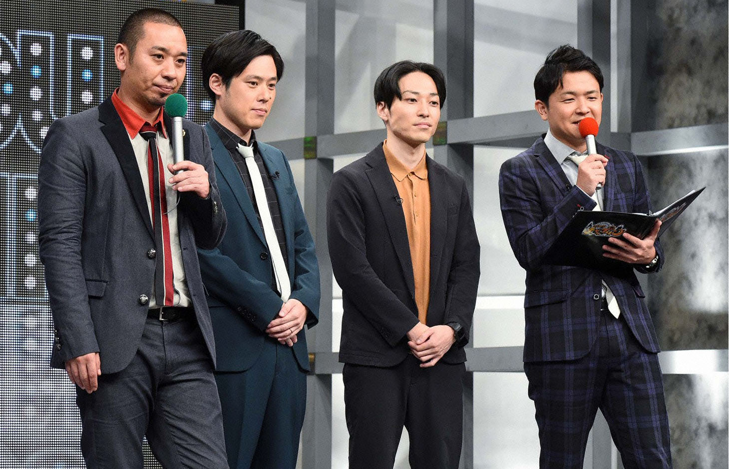 井下好井（中央2人）と進行役の千鳥。