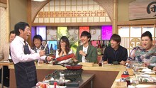 「FNS27時間テレビ」内の「ホンマでっか!?TV」にて、得意料理を振る舞う明石家さんま（手前左）。(c)フジテレビ