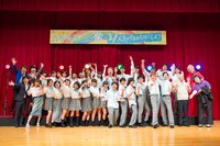 「青春高校文化祭～1/人生の今日を大切にしよう～」終了後のフォトセッションの様子。(c)テレビ東京