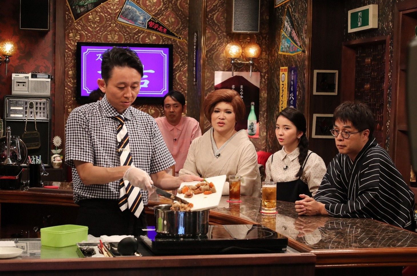「スナック有吉」のワンシーン。(c)関西テレビ