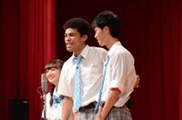 トリオ漫才を披露する日比野、チャーリー、本多。