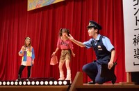 コントを披露する夘余野、中井りか、河野。