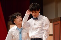 全員コントのひと幕。ノブナガ岩永は出口の実家に泊まってコントの練習に付き合った。