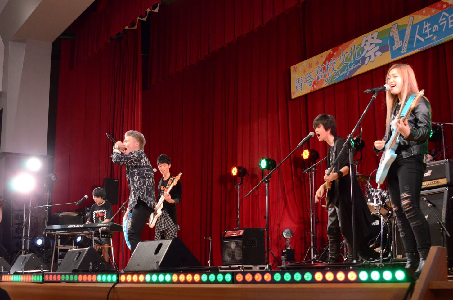軽音部はバイきんぐ小峠が高校時代に作った歌を元にした「うるさい歌」を演奏。