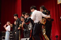 パフォーマンス後、涙を見せるダンス＆ボーカル部。