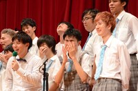 合唱後に涙する生徒たち。