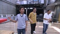 “秘密兵器”から出る風の感触を確かめるダウンタウン浜田とナイツ。(c)MBS