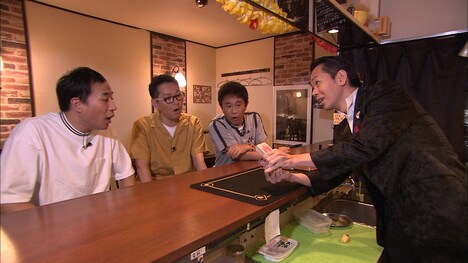 優しくなれるマジックを鑑賞するダウンタウン浜田とナイツ。(c)MBS