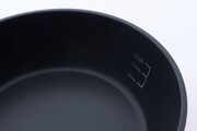 フライパンは目盛り付き。