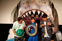 左からFUJIWARA原西、鈴木奈々、FUJIWARA藤本。