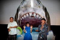 左からFUJIWARA原西、鈴木奈々、FUJIWARA藤本。