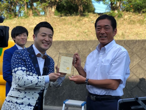 中村時広知事から伊予観光大使の委嘱状を受け取る和牛・水田（左）。