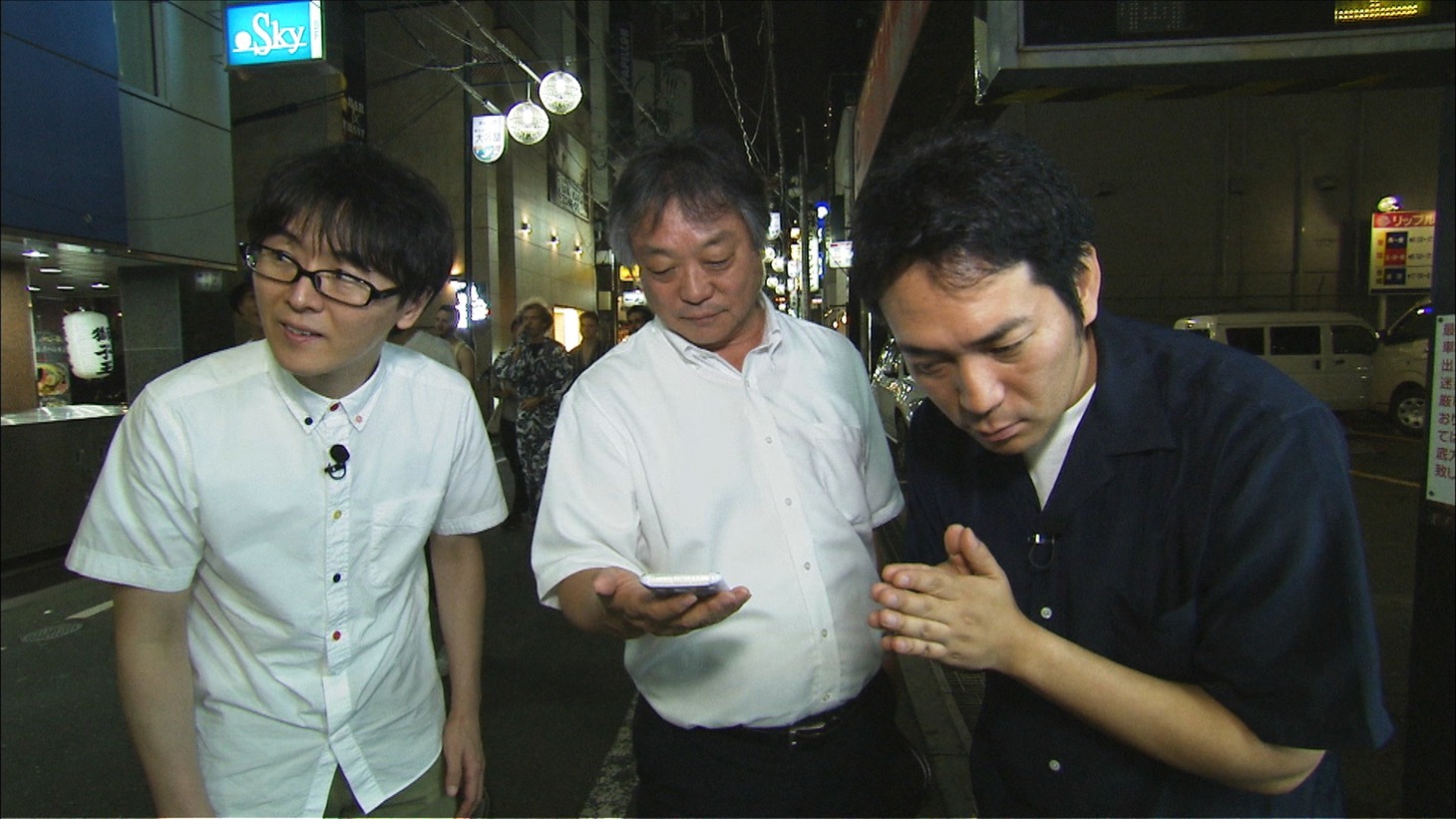 スーパーマラドーナ（両端）によるロケのワンシーン。(c)ABC