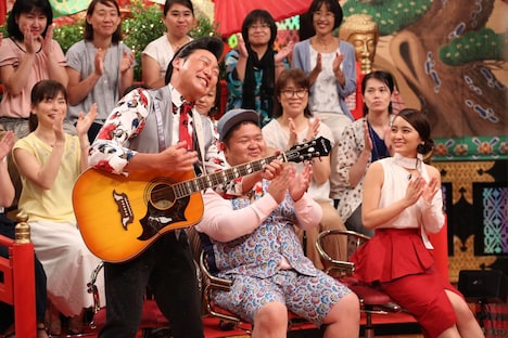 （左から）ANZEN漫才、岡田結実。(c)フジテレビ