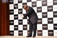 リョーマアイアンの感覚を手になじませるビートたけし。