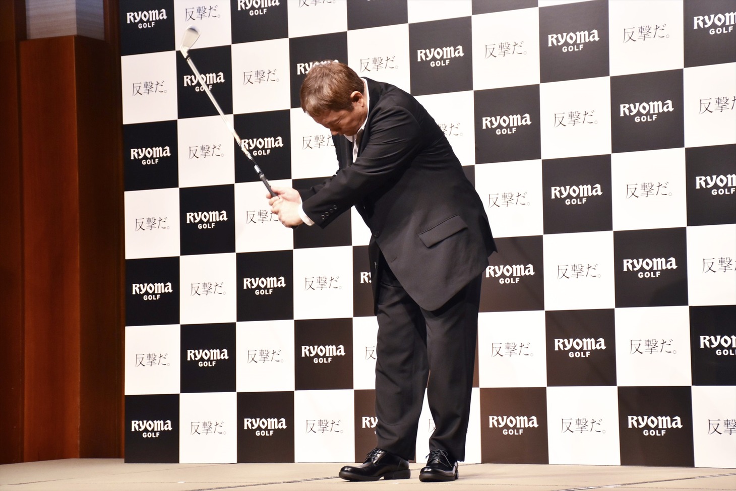 リョーマアイアンの感覚を手になじませるビートたけし。