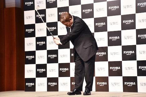 リョーマアイアンの感覚を手になじませるビートたけし。