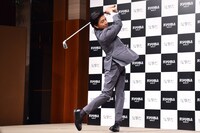 取材陣のリクエストに応え、リョーマアイアンでスイングする木村拓哉。