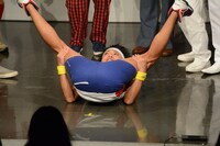 バミリを使ったギャグ「実写版スカンク」を披露するサンシャイン池崎。