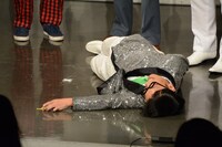 バミリを使ったギャグ「Tポイント使えますか」を披露するいち・もく・さん・くぼた。