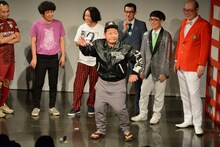 ポルノグラフィティ「アポロ」に合わせてパラパラを踊るチャンス大城。
