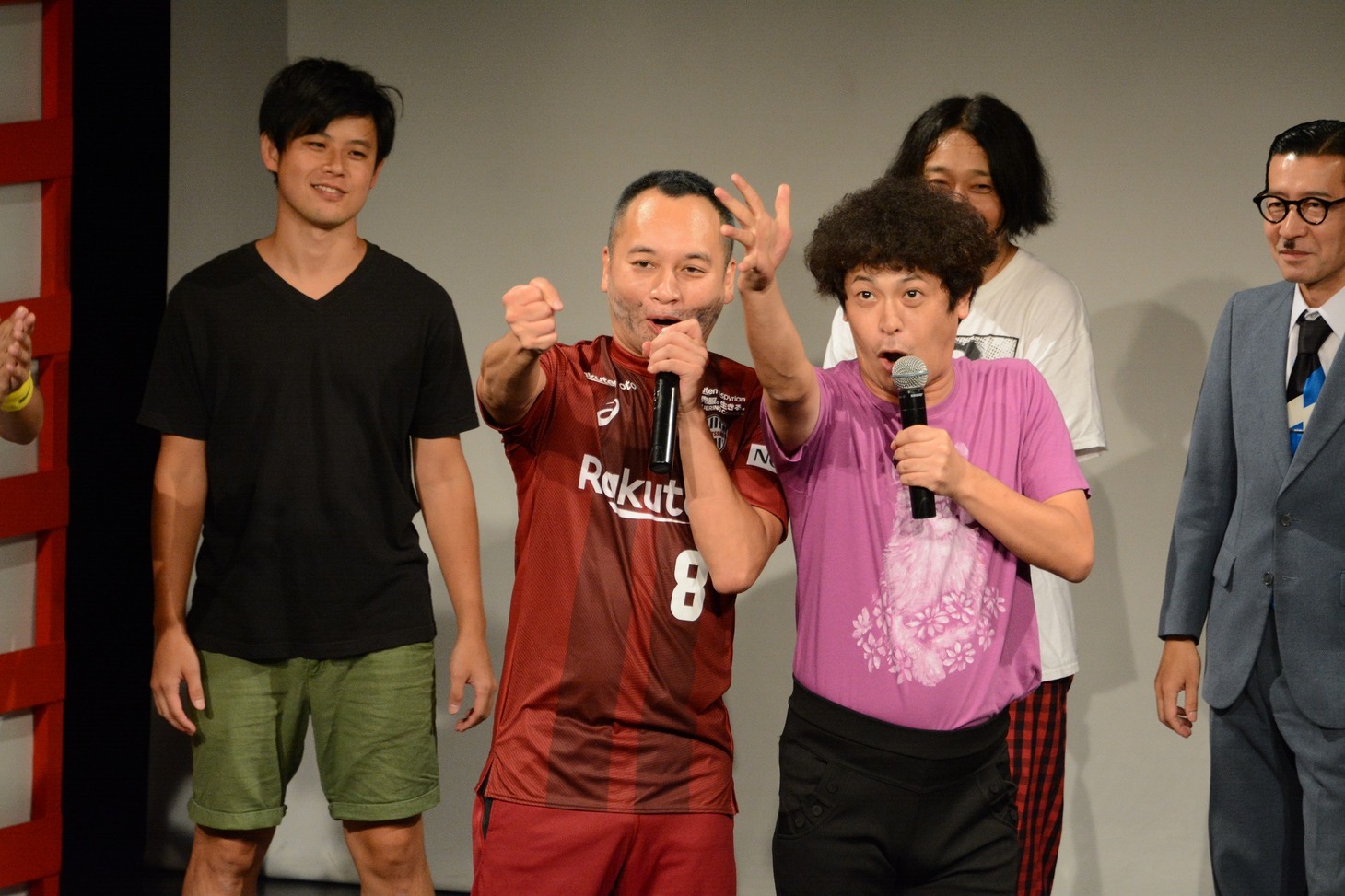 ポルノグラフィティ「アポロ」に合わせてジャンケンをする鬼ヶ島・アイアム野田と流れ星ちゅうえい。