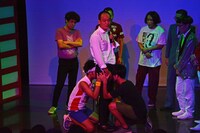 ホラーテイストな照明の中、ピーマンズスタンダード南川の尻や股間に顔を近付けるサンシャイン池崎とオジンオズボーン篠宮。