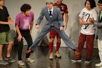 「昭和のスキーヤーです」と名乗り、スキージャンプをするイワイガワ・岩井ジョニ男。