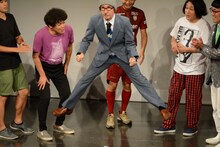 「昭和のスキーヤーです」と名乗り、スキージャンプをするイワイガワ・岩井ジョニ男。