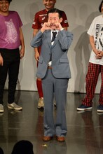 優勝者発表時のイワイガワ・岩井ジョニ男。