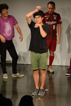 優勝者発表時、だんご3兄弟のモノマネをするオジンオズボーン篠宮。