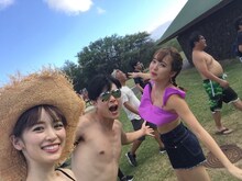 （左から）泉里香、平成ノブシコブシ吉村、藤田ニコルら。(c)フジテレビ
