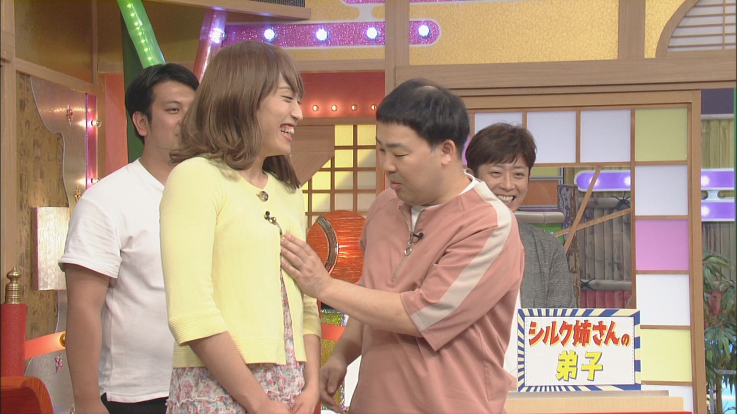 レインボー池田をフットボールアワー岩尾が触るワンシーン。(c)CBC