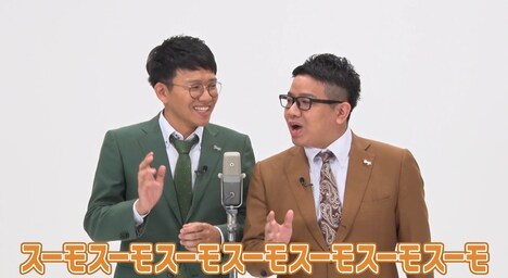 住まい探しに関する漫才を披露するミキ。