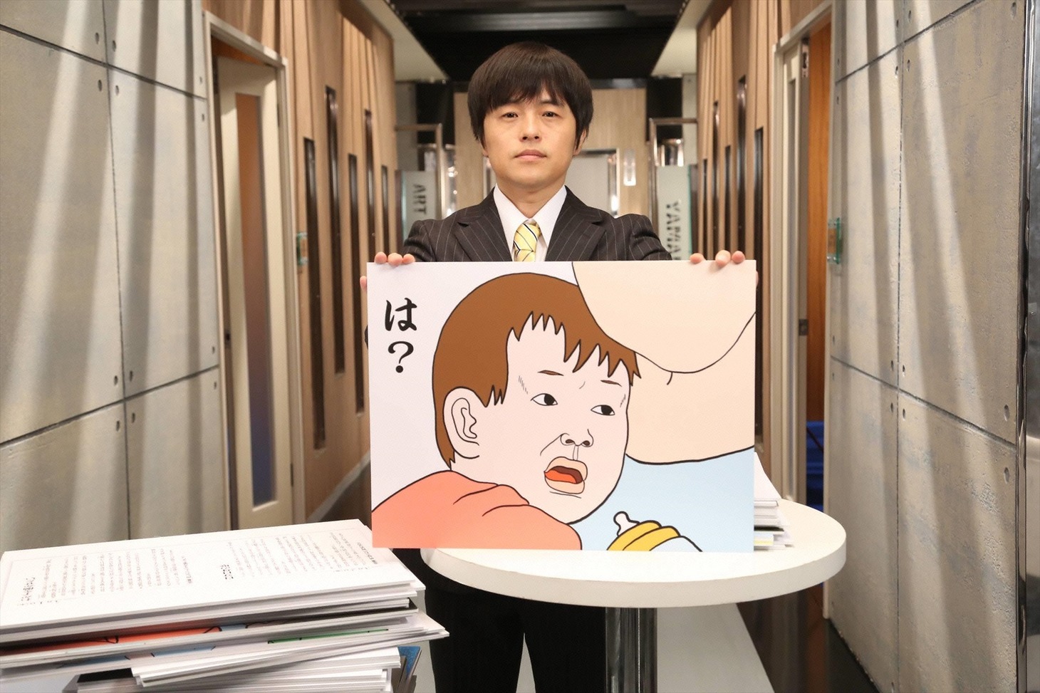 「バカリズムのそこスルーする？」MCのバカリズム。(c)フジテレビ