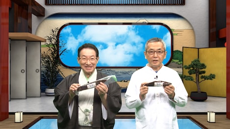 （左から）春風亭昇太、土井善晴。(c)SBS