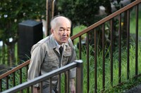 温水洋一演じる美鈴の実の父親・沓掛恭治。